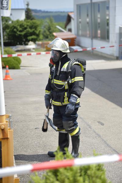 Quecksilber auf Firmengelaende - Feuerwehr muss Gefahrstoff bergen in Baltmannsweiler